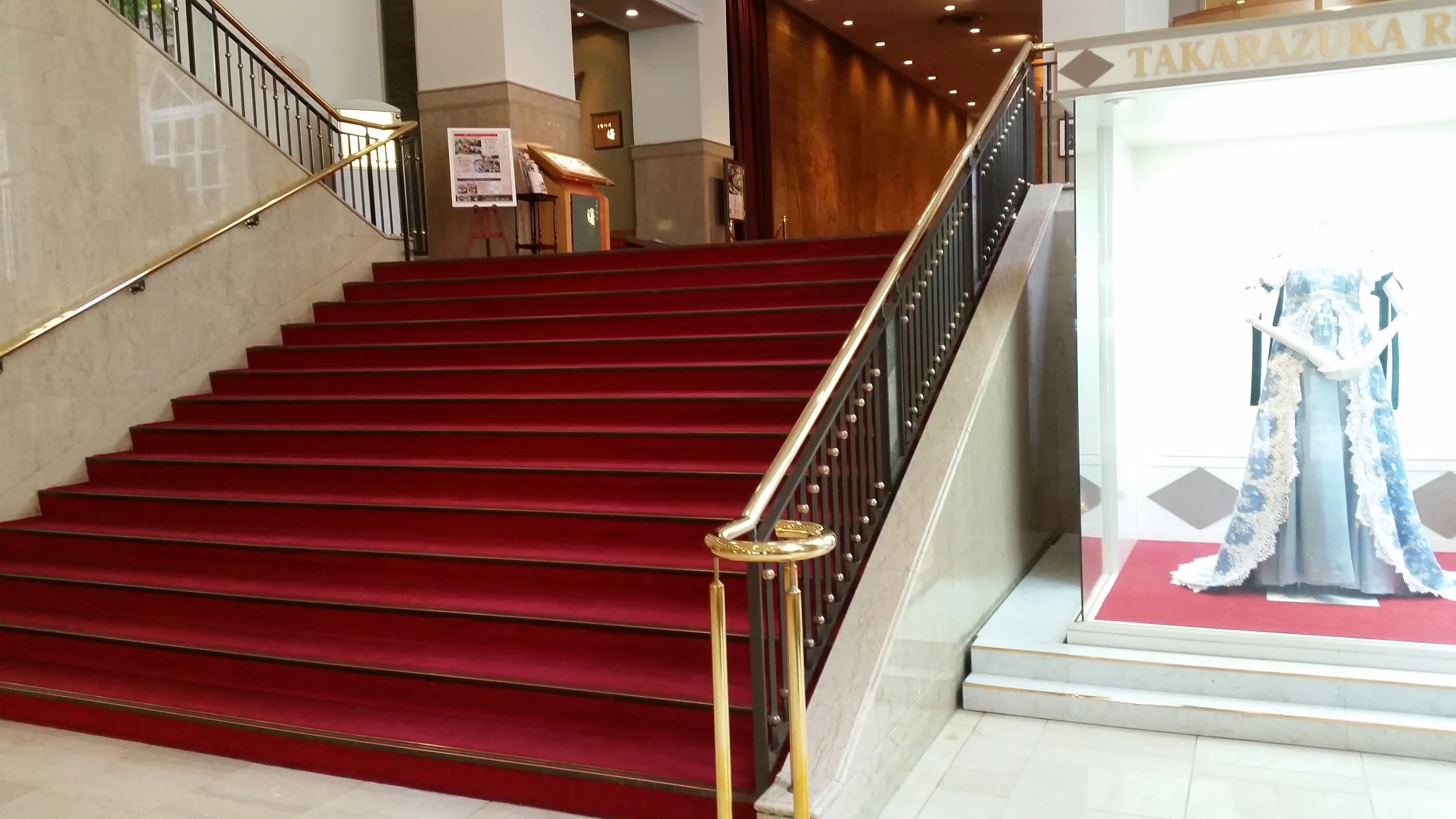 宝塚ホテル階段レッドカーペット